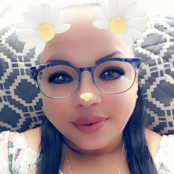 Meet your Posher, Melissa - Picture 1 of 2